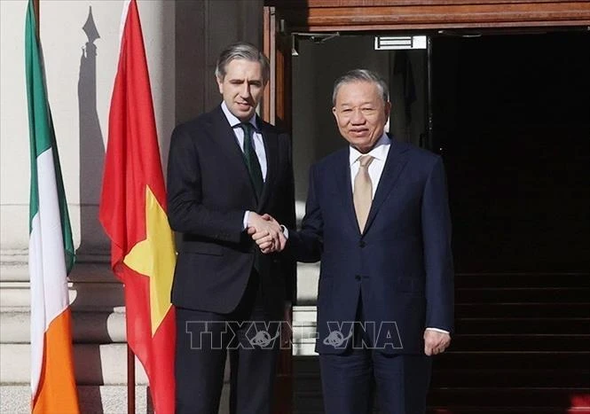 Party General Secretary and State President To Lam (R) and Irish Prime Minister Simon Harris at their meeting in Dublin on October 3. (Photo: VNA)