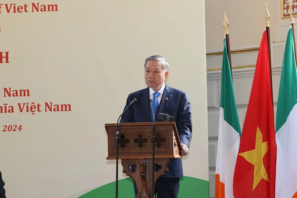 General Secretary of the Communist Party of Vietnam Central Committee and State President To Lam delivers a speech at Trinity College Dublin in Ireland. (Photo: VNA)