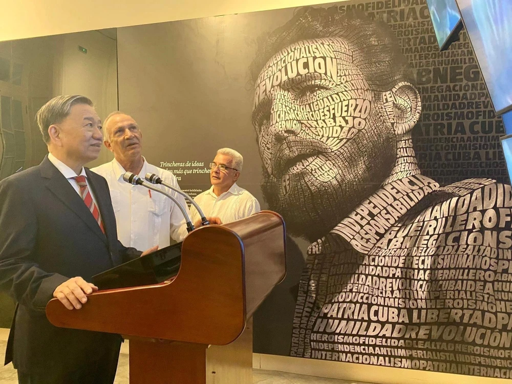 To Lam tours the Fidel Castro Centre in Havana as part of his official visit to Cuba in his capacity as Minister of Public Security. (Photo: VNA)