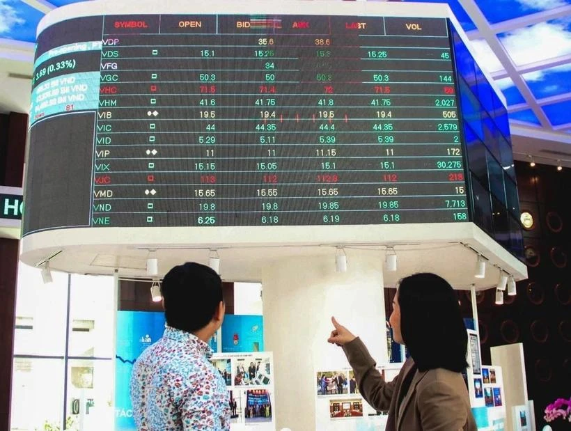 Investors monitor stock market developments at the Ho Chi Minh City Stock Exchange (HOSE). (Photo: VNA)