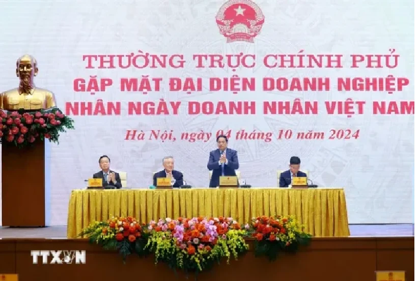 Prime Minister Pham Minh Chinh hosts a delegation of entrepreneurs and representatives from businesses in Hanoi on October 4 on the occasion of the Vietnam Entrepreneurs Day (October 13) (Photo: VNA)