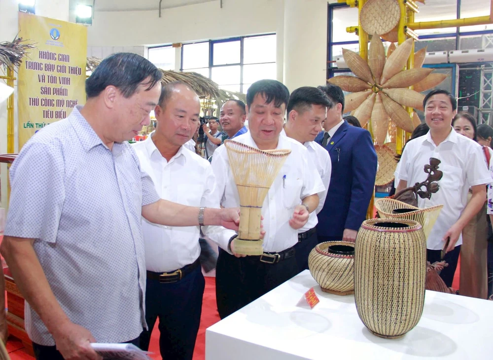 The fair features 100 booths displaying products from craft villages across the country (Photo: hanoimoi.vn)