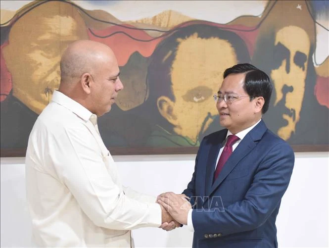 Member of the Communist Party of Vietnam (CPV) Central Committee and Secretary of the Bac Ninh provincial Party Committee Nguyen Anh Tuan ( right) and Politburo member and Permanent Secretary of the Communist Party of Cuba Roberto Morales Ojeda. (Photo: VNA)