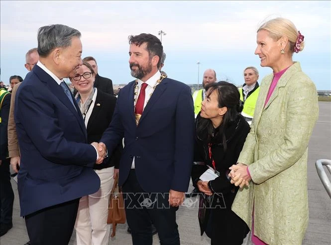 Farewell ceremony for Party General Secretary and State President To Lam (L) at Dublin Airport. (Photo: VNA)