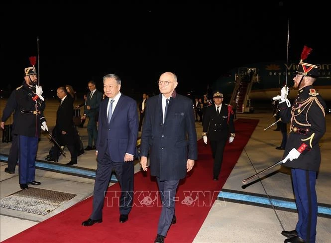 Party General Secretary and State President To Lam (L) welcomed at Paris's Orly Airport (Photo: VNA)