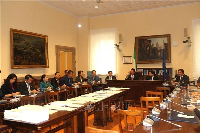 At the working session between the visiting delegation of the Vietnamese National Assembly's Committee for National Defence and Security and the Italian Chamber of Deputies’ Defence Committee. (Photo: VNA)