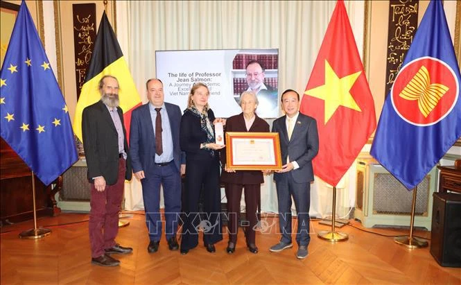 Vietnamese Ambassador to Belgium Nguyen Van Thao (R) presents the Friendship Order of the Vietnamese State in recognition of Jean Salmon's great contributions to the Vietnam-Belgium cooperation to his family. (Photo: VNA)