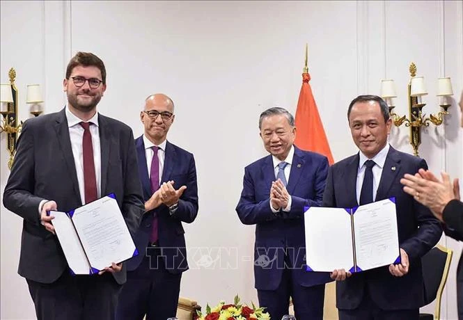 Party General Secretary and President To Lam witnesses the signing of a cooperation document between Safran and Vietjet. (Photo: VNA)