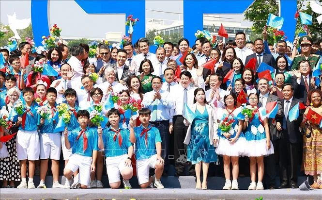 Prime Minister Pham Minh Chinh and participants at the event (Photo: VNA)