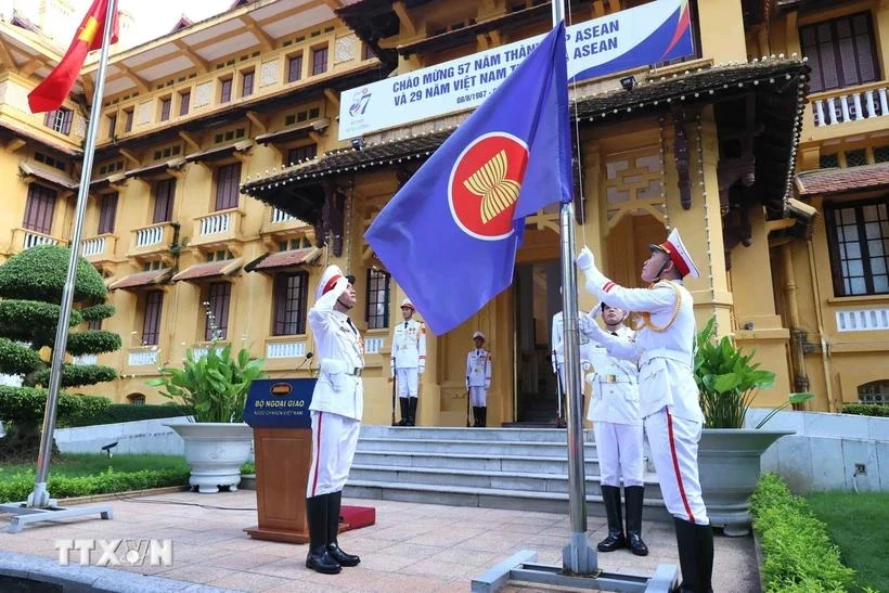 At an ASEAN flag hoisting ceremony (Photo: VNA)