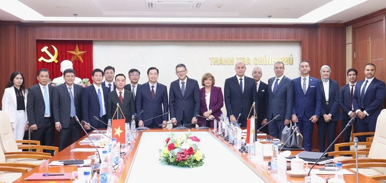 Representatives of the Government Inspectorate of Vietnam and the Administrative Control Authority (ACA) pose for a group photo. (Photo: thanhtravietnam.vn)