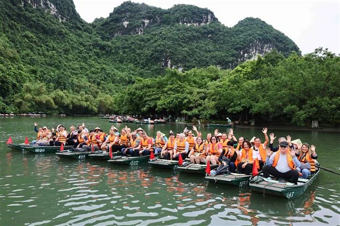 Tourists at the Trang An Scenic Landscape Complex in Ninh Binh province (Photo: VNA)