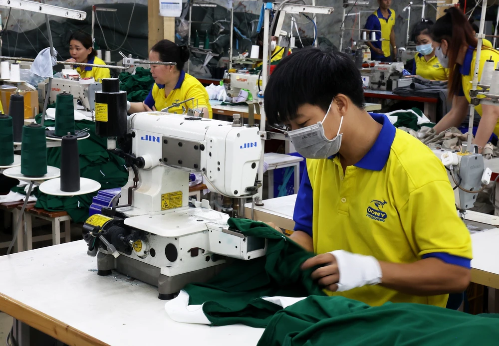 Processing apparel for export (Photo: VNA)