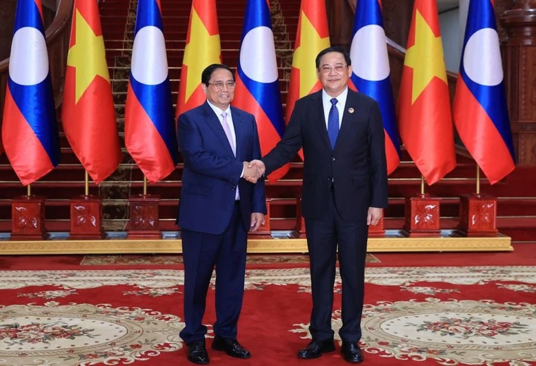 Prime Minister Pham Minh Chinh (left) and his Lao counterpart Sonexay Siphandone (Photo: VNA)