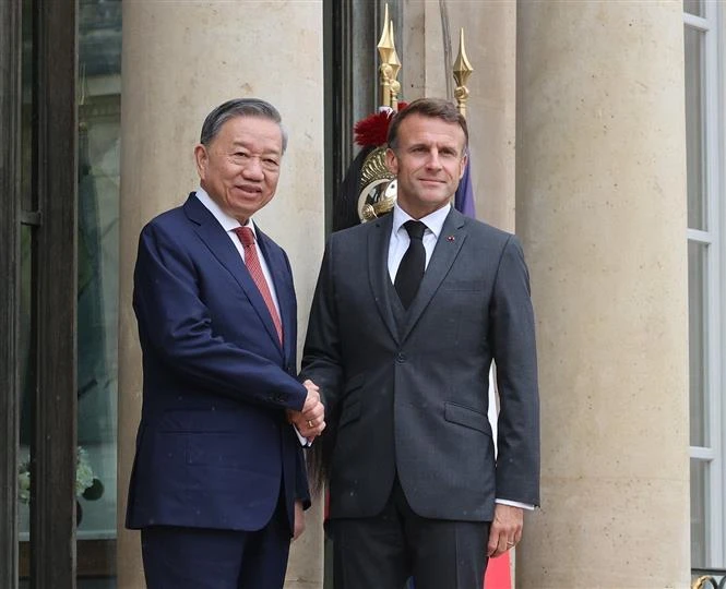 Party General Secretary and State President To Lam (L) and French President Emmanuel Macron (Photo: VNA)