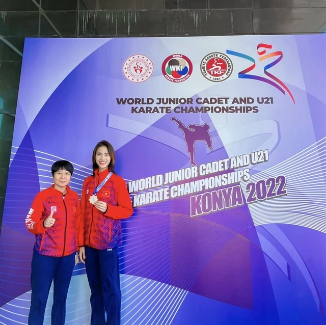 Nguyen Thi Dieu Ly (right) and her coach at the World Cadet, Junior & U21 Championships. Ly will defend her 53kg title at this year tournament in Italy. (Photo: webthethao.vn) 