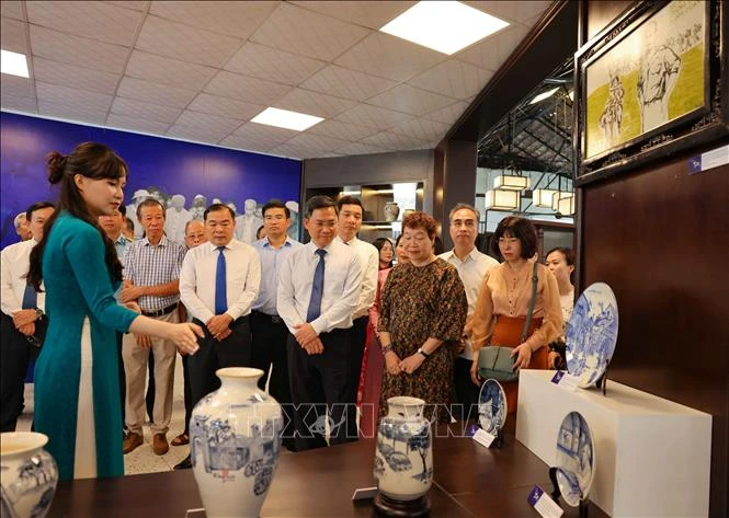 The exhibition of ceramic products and relevant images kicks off in Bat Trang pottery village in Hanoi on October 8. (Photo: VNA)