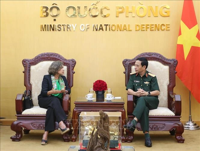 Minister of National Defence Gen. Phan Van Giang (R) and Spanish Ambassador to Vietnam Carmen Cano De Lasala (Photo: VNA)