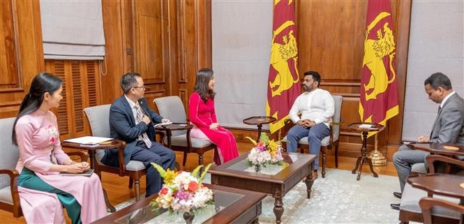 Vietnamese Ambassador to Sri Lanka Trinh Thi Tam (third from the left) and Sri Lanka President Anura Kumara Dissnayke (second from the right) (Photo: VNA)