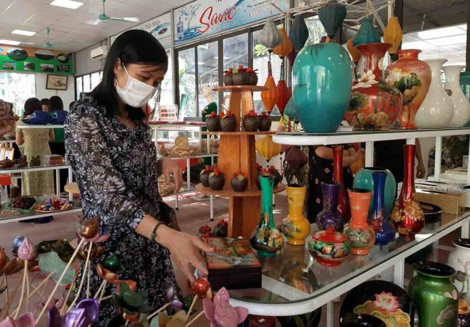 A tourist visits a lacquerware store in Ha Thai village, Duyen Thai commune, Thuong Tin district in Hanoi. (Photo: hanoimoi.vn)