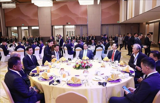 Prime Ministers of Vietnam Pham Minh Chinh, Laos Sonexay Siphandone, and Cambodia Samdech Thipadei Hun Manet have a working breakfast and special exchange with representatives from the ASEAN Business Advisory Council ASEAN BAC) in Vientiane on October 10 (Photo: VNA)