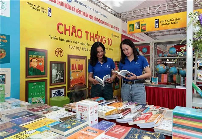 Visitors to an exhibition booth of the Thanh Nien Publishing House. (Photo: VNA)