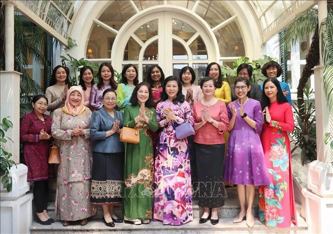 The spouse of Party General Secretary and State President To Lam, Ngo Phuong Ly (front row, 4th from right), and her guests at the meeting in Hanoi on October 11. (Photo: VNA)