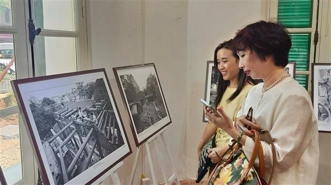 Visitors at the exhibition (Photo: VNA)