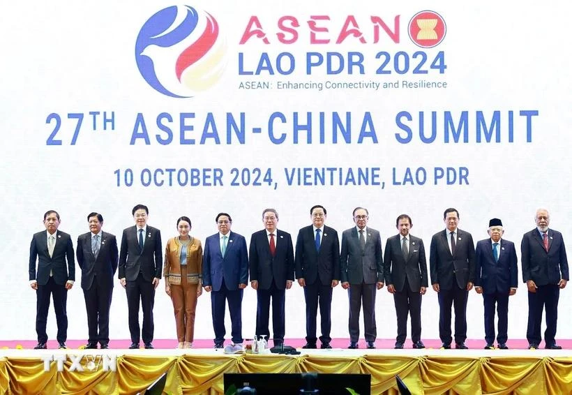 Prime Minister Pham Minh Chinh (fifth, left), heads of ASEAN delegations and Chinese Premier Li Qiang take a group photo (Photo: VNA)