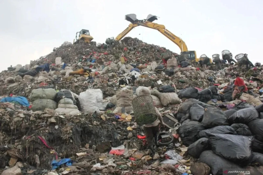 At a landfill in West Java, Indonesia. (Photo: Antara)