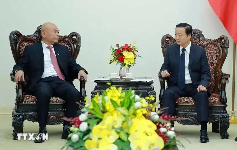 Deputy Prime Minister Tran Hong Ha (R) receives Chairman of China Railway Group Limited (CREC) Chen Yun in Hanoi on October 14 (Photo: VNA)