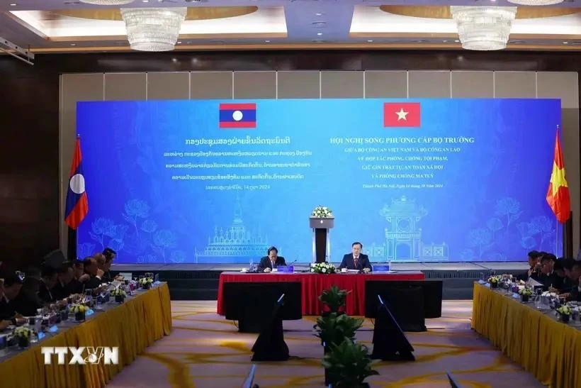 At a bilateral ministerial meeting to enhance cooperation in combating crimes, maintaining social order, and tackling drug-related issues between the Vietnamese and Lao Ministries of Public Security in Hanoi on October 14. (Photo: VNA)