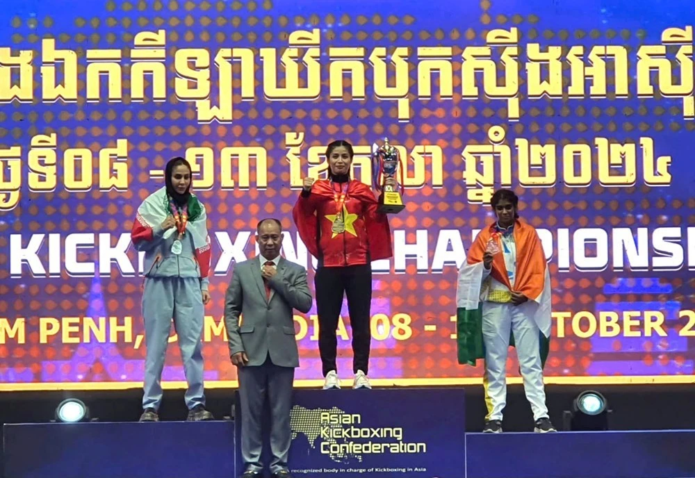 Female kickboxer Hong Tham wins the 11th gold medal for Vietnam at the 2024 Asian Kickboxing Championships. (Photo: thethaovietnamplus.vn)