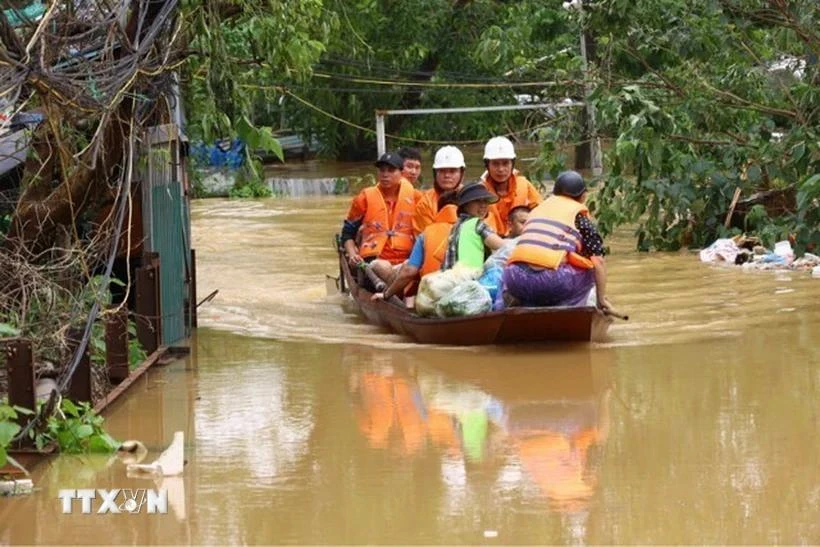 Residents living near the Red River in northern Vietnam move to safe areas as water level rises. (Photo: VNA)