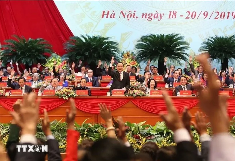 Delegates vote to approve the list of 374 members of the 9th Central Committee of the Vietnam Fatherland Front in the 2019-2024 tenure. (Photo: VNA)