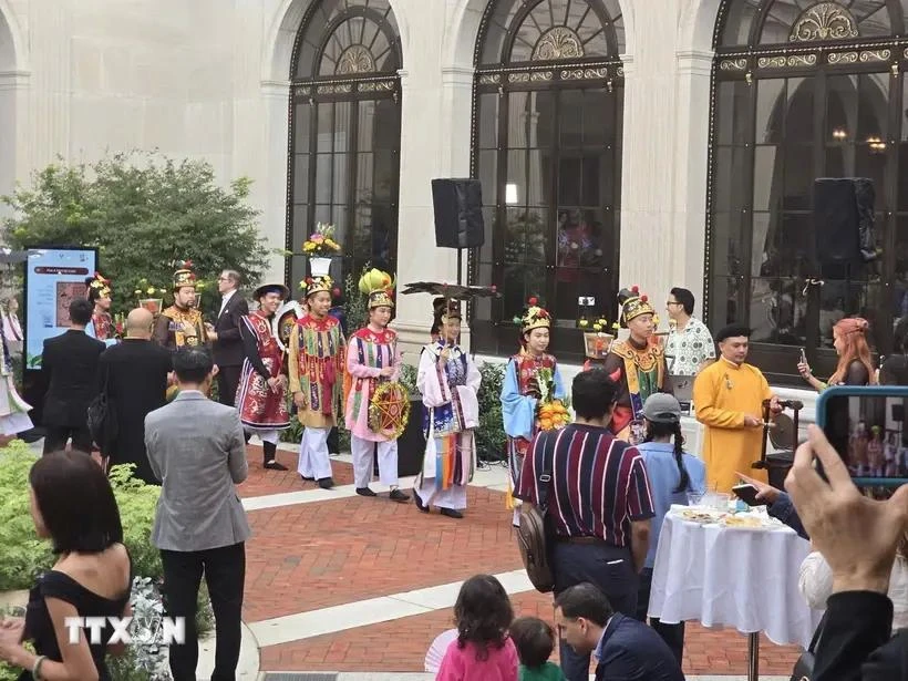 The reenactment of a royal procession in the late 19 century at the National Museum of Asian Art. (Photo: VNA)