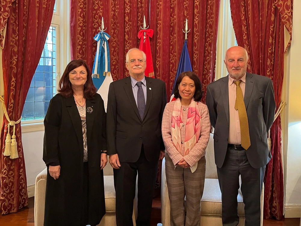 Vietnamese Ambassador to Argentina Ngo Minh Nguyet (second, right) and participants at the meeting (Photo: VNA)