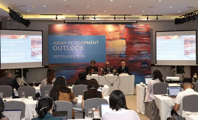 The ADB expert says Vietnam's economy continues to maintain growth momentum, despite global uncertainty. (Photo: VietnamPlus