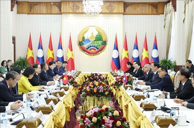 The meeting between Vietnamese NA Chairman Tran Thanh Man and Lao Prime Minister Sonexay Siphandone in Vientiane on October 17 (Photo: VNA)