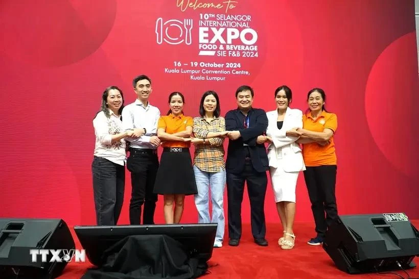 Vietnamese Commercial Counsellor in Malaysia Le Phu Cuong (third, right) takes a group photo with Vietnamese enterprises participating in the 10th Selangor International Expo Food & Beverage 2024 in Kuala Lumpur (Photo: VNA)