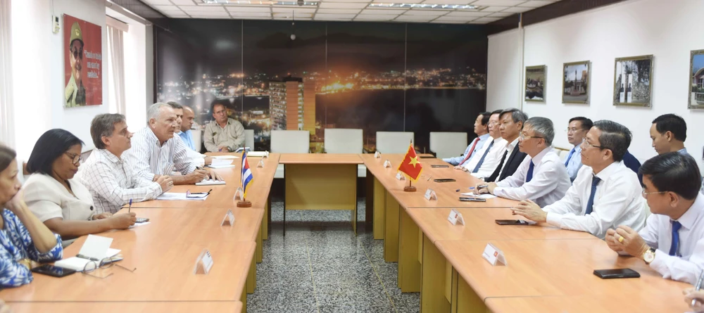 The delegation has a meeting with Mario Sabines Lorenzo, First Secretary of the Communist Party of Cuba (PCC) of Matanzas province. (Photo: VNA)