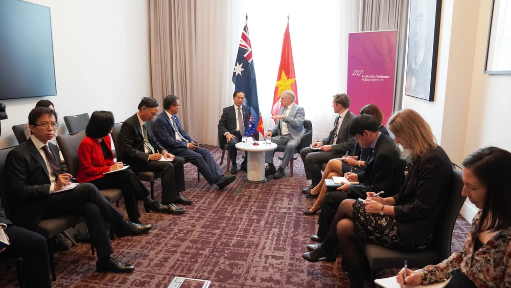 Deputy Prime Minister and Minister of Foreign Affairs Bui Thanh Son holds a working session with Australian Minister for Trade and Tourism Don Farrell in Adelaide city, South Australia on October 17. (Photo: VNA)