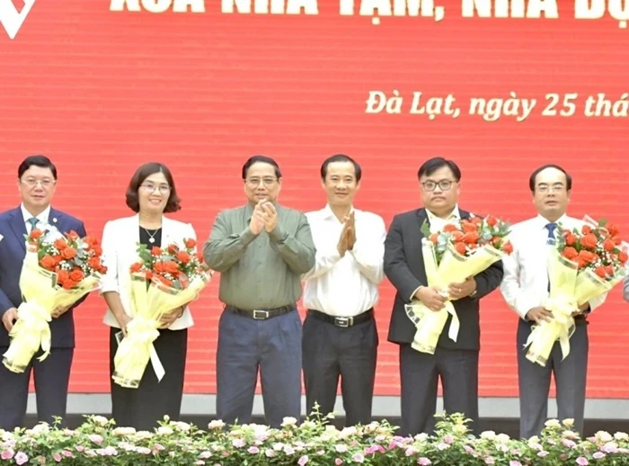 Prime Minister Pham Minh Chinh (third, left) attends a ceremony to receive donations for the “elimination of temporary and dilapidated houses” programme in Lam Dong province in August. (Photo: VNA)