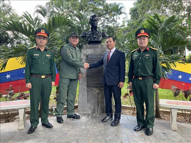 IAESEN Director Lieutenant General Rafael Zerpa Zambrano (second, from left) welcomes the delegation of the Vietnamese Embassy in Venezuela. (Photo: VNA)