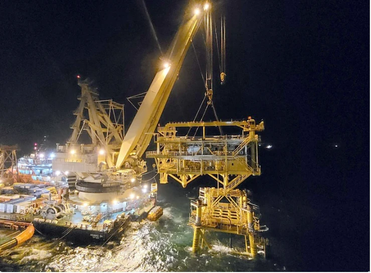 Successfully installing BK-23 platform topside block. (Photo: VNA)