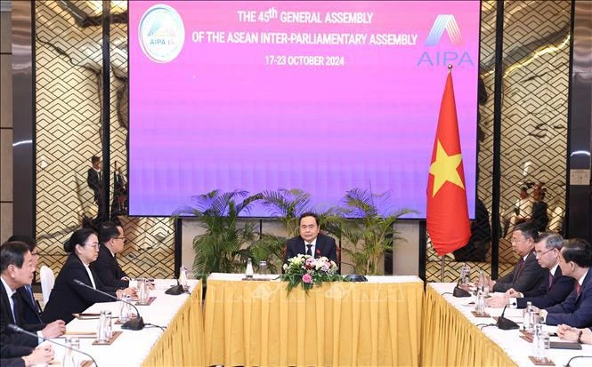 Chairman of the National Assembly (NA) Tran Thanh Man (centre) receives State Audit Organisation of Laos (SAO) President Viengthavisone Thephachanh in Vientiane on October 18. (Photo: VNA)