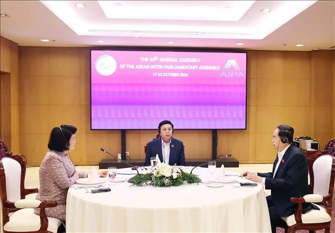 National Assembly Chairman Tran Thanh Man and his counterparts from Laos Saysomphone Phomvihane and Cambodia Khuon Sudary have a working breakfast in Vientiane on October 18 on the occasion of the 45th General Assembly of the AIPA (Photo: VNA)