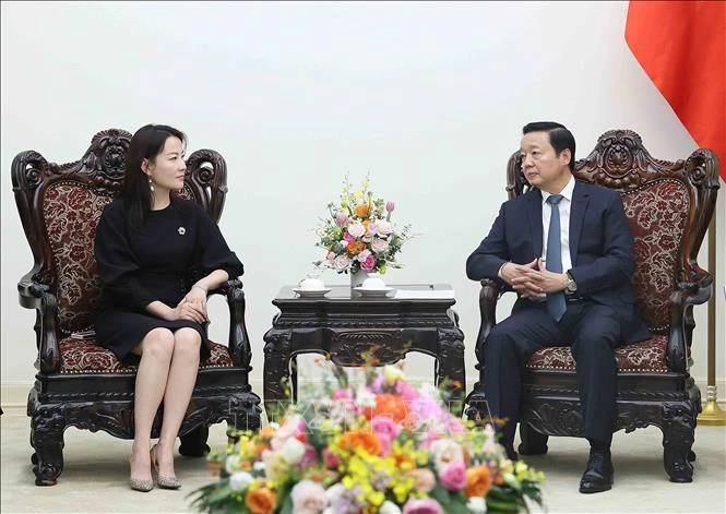 Deputy Prime Minister Tran Hong Ha (R) receives General Director of Pacific Construction Group of China Wo Jing. (Photo: VNA)