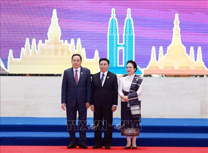 President of the Lao NA and Chair of AIPA-45 Saysomphone Phomvihane (C) and his spouse welcome National Assembly Chairman Tran Thanh Man to AIPA-45 (Photo: VNA)