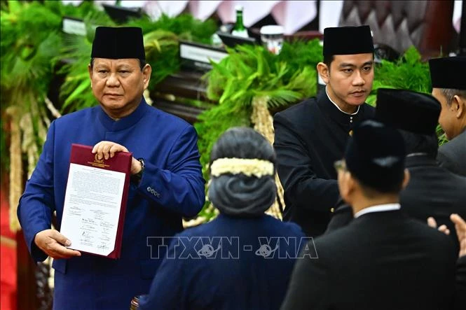 Prabowo Subianto (left) takes over as new president of Indonesia on October 20. (Photo: XINHUA/VNA)